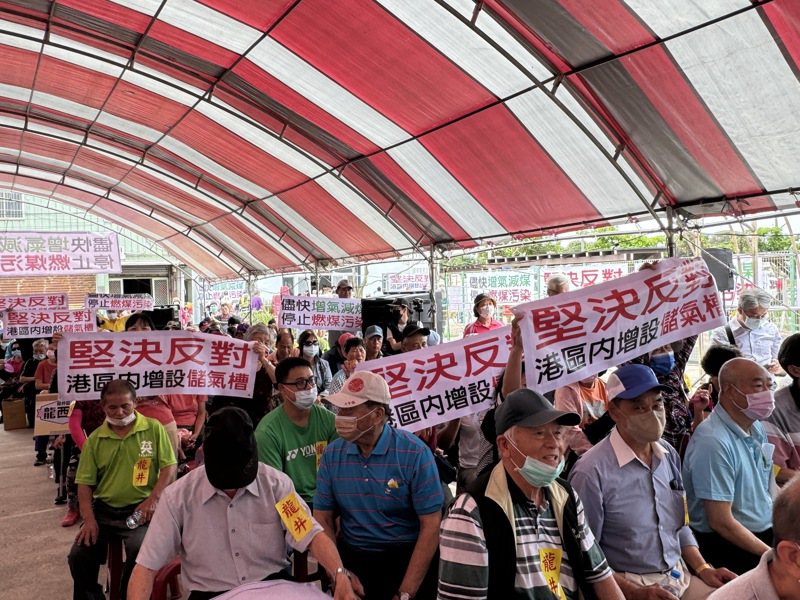 台中市民反對在台中港區內增設4座天然氣儲槽。圖／民眾提供