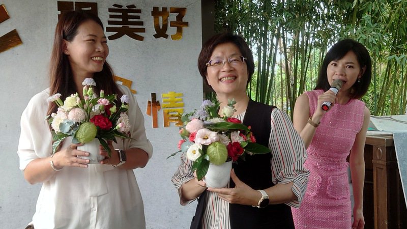 彰化县长王惠美曾主持花艺教室，迅速插好一盆康乃馨西洋花。记者简慧珍／摄影