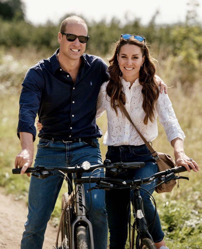 英國王室威廉王子和凱特王妃29日迎來第13周年結婚紀念日。圖為威廉夫婦去年慶祝結婚12年公布並肩騎車的放閃照。取自X
