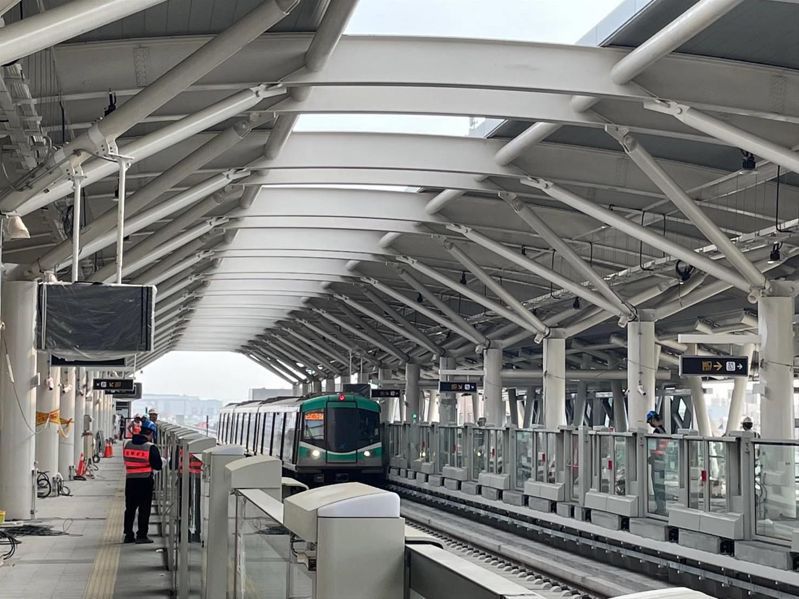 高捷冈山路竹延伸线第一阶段及冈山车站预计6月完工。图／高雄市捷运局提供