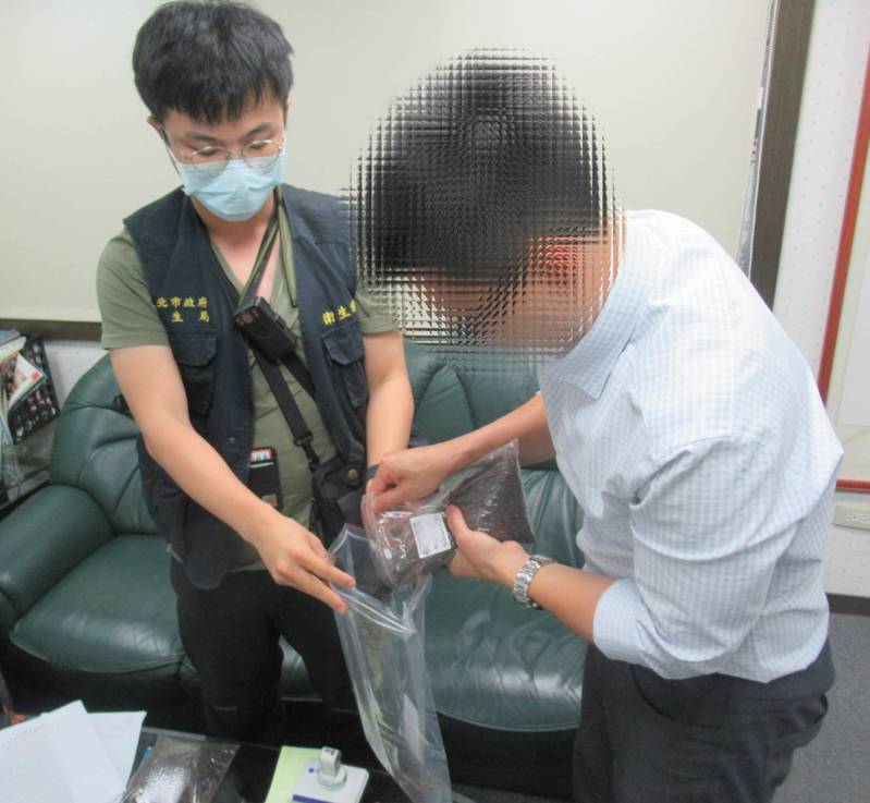 新北衛生局4月19日赴高林農貿抽驗黑胡椒原料。圖／新北衛生局提供