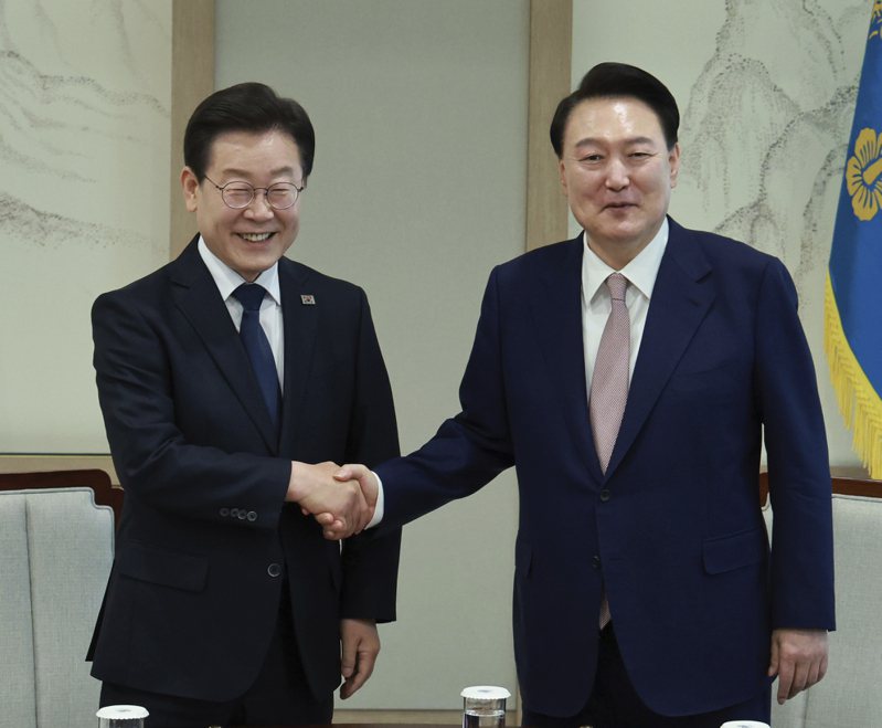 南韓總統尹錫悅（右）和最大在野黨共同民主黨黨魁李在明29日下午於總統府舉行會談。美聯社