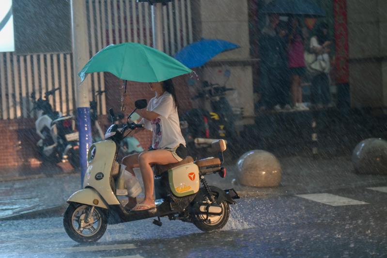 中國大陸南方近日因豪大雨來襲，交通將再受影響。（中新社）