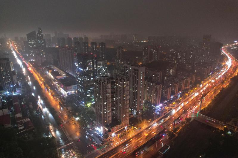 湖南省气象台29日发布暴雨橙色预警、强对流黄色预警，受暴雨来袭影响，周一中午长沙天空暗如黑夜。（中新社）
