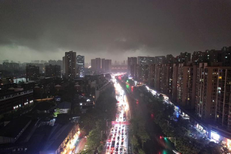 4月29日中午，暴雨突袭湖南长沙，市区街头白昼如夜。（中新社）
