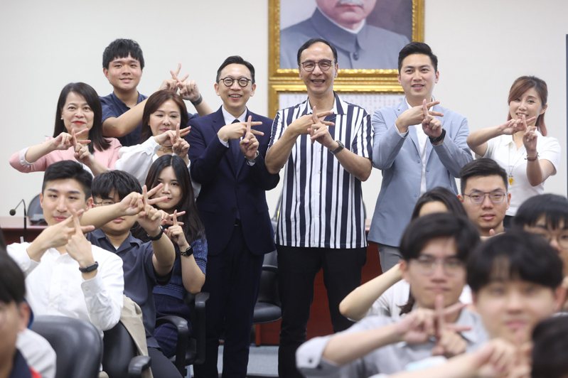 國民黨主席朱立倫（後排右三）今天出席KMT Studio 巡迴宣傳第一場，並與現場年輕人合影。記者葉信菉／攝影