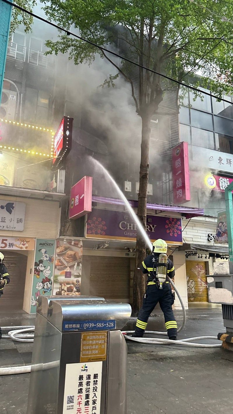 台北市西門町徒步區今晚驚傳火警，消防隊拉水線滅火，無人受傷。記者翁至成／翻攝