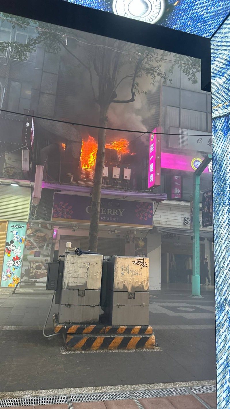 台北市西门町徒步区今晚惊传火警，消防队拉水线灭火，无人受伤。记者翁至成／翻摄