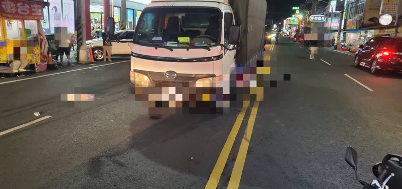 嘉义县朴子市发生机车与自小客车碰撞车祸，机车女乘客摔到对向车道遭货车辗过受困车底。图／翻摄画面