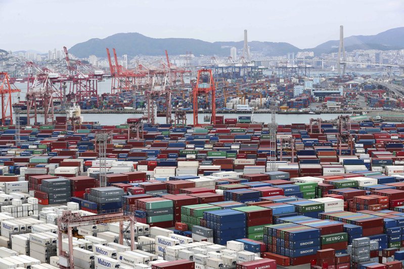 韓媒報導，拜半導體、汽車及石化產品出口強勁之賜，南韓今年第1季出口額幾乎追趕上日本。圖為南韓釜山港貨櫃碼頭。美聯社