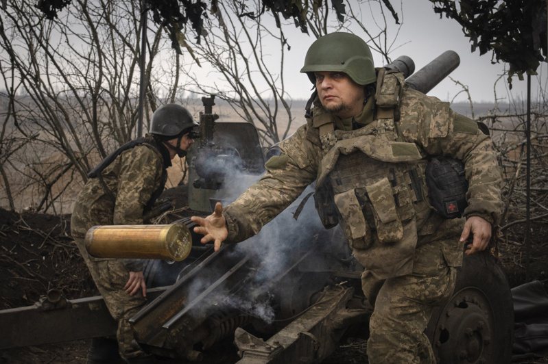 烏軍上月在烏東阿夫迪夫卡前線向俄軍發射榴彈砲。華府智庫戰爭研究所預測，俄軍有機會朝阿夫迪夫卡周圍推進，並對察蘇夫雅構成威脅。（美聯社）
