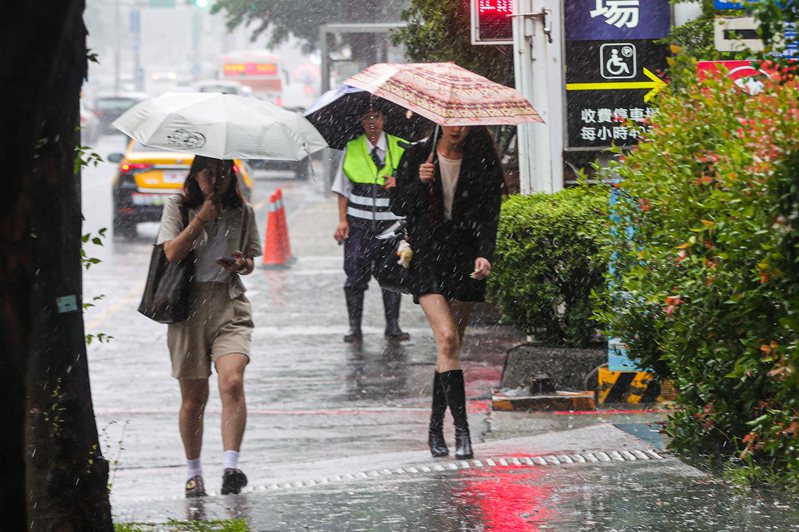 今晚鋒面通過台灣，入夜起西半部、東北部都有短暫陣雨或雷雨，明天西半部有局部大雨，西半部、東北部及東半部更有短延時強降雨。記者黃仲裕／攝影