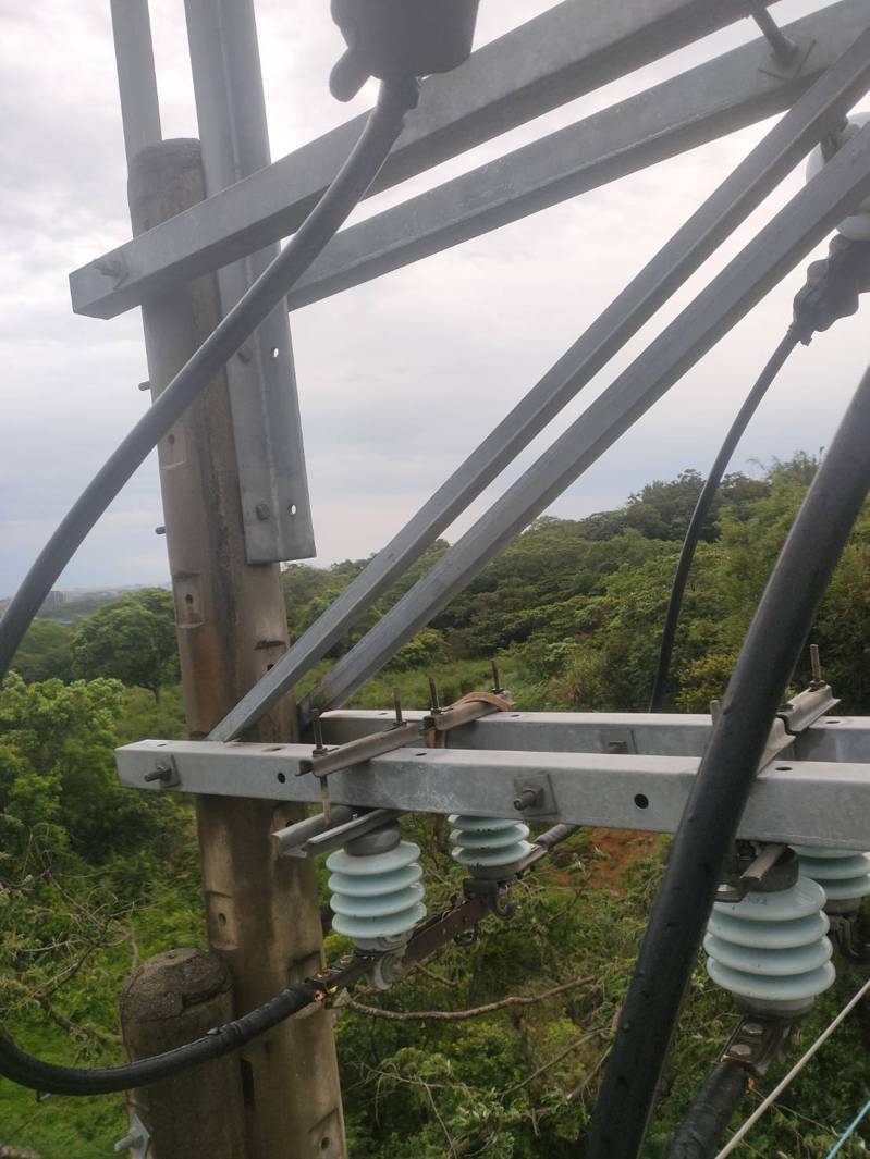 桃園楊梅地區今下午5時許，因蛇類誤觸電纜線導致停電，4543戶受影響。圖／台電提供
