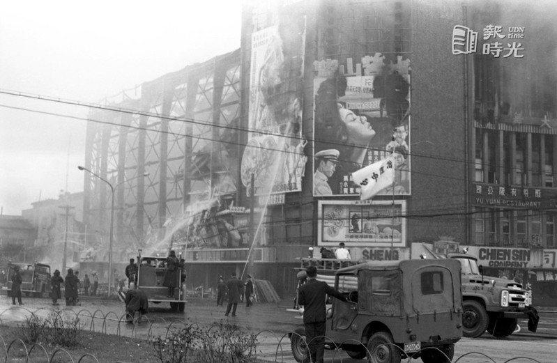台北市新生大樓十九日發生火警，圖為燃餘後殘景。圖／聯合報系資料照(1966/01/19  陳明輝攝影)