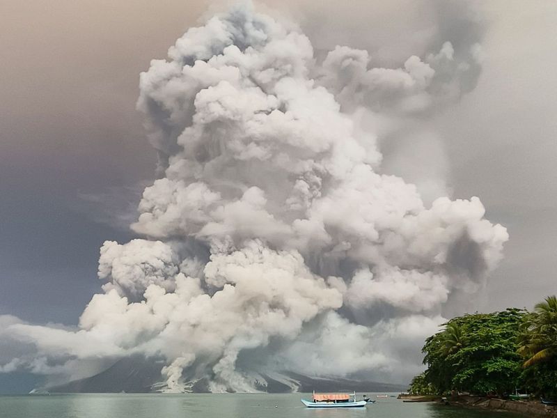 印尼魯仰火山（Mount Ruang）今天凌晨再次爆發。 法新社