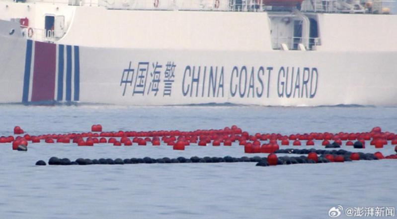 中國大陸海警30日稱，當日在黃岩島依法驅離2艘菲律賓船隻。（圖／取自澎湃新聞微博）
