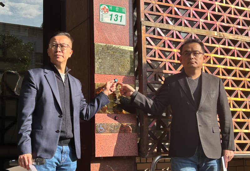 侯办发言人黄子哲（左）代表侯办协同律师简荣宗（右）。图／联合报系资料照片