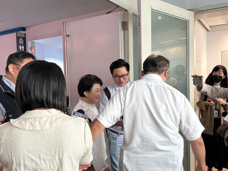 台中市長盧秀燕被問到有關問題，笑而不答，隨即步入會場。記者趙容萱／攝影