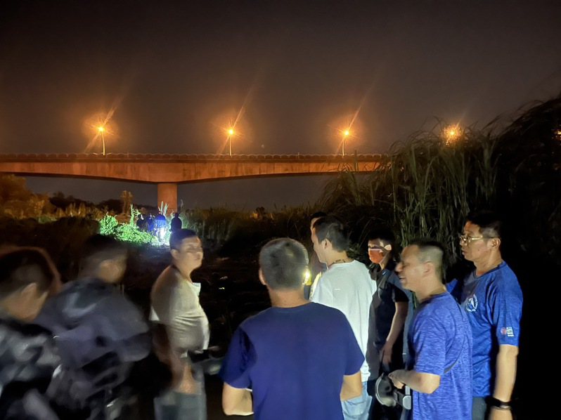 警消昨天晚间在高屏大桥下方持续搜寻。记者刘星君／翻摄