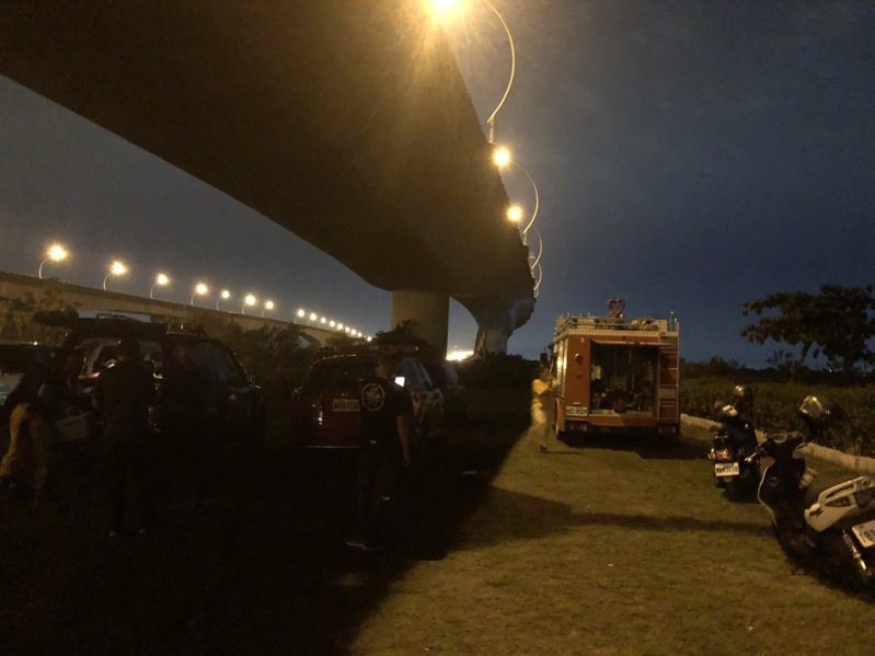 警消昨天晚间在高屏大桥下方搜寻。记者刘星君／翻摄