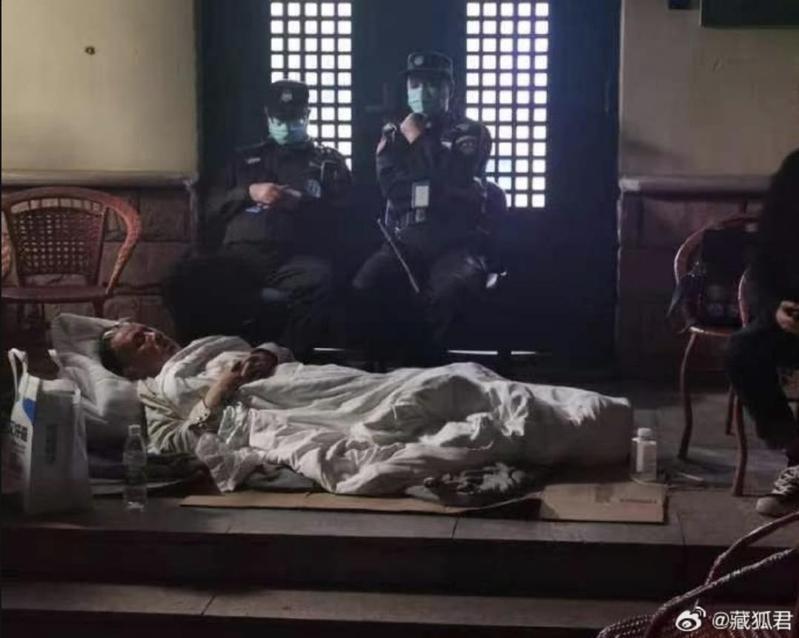 大陸知名傳染病學家張永振位於上海的研究室疑似被強行關閉，為表抗議，張永振與學生徹夜在研究所門口守候。（圖／取自微博）