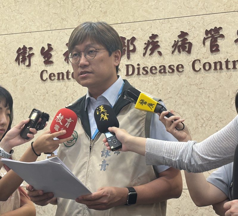 疾管署防疫醫師林詠青說明流感、新冠特殊個案。記者李青縈／攝影