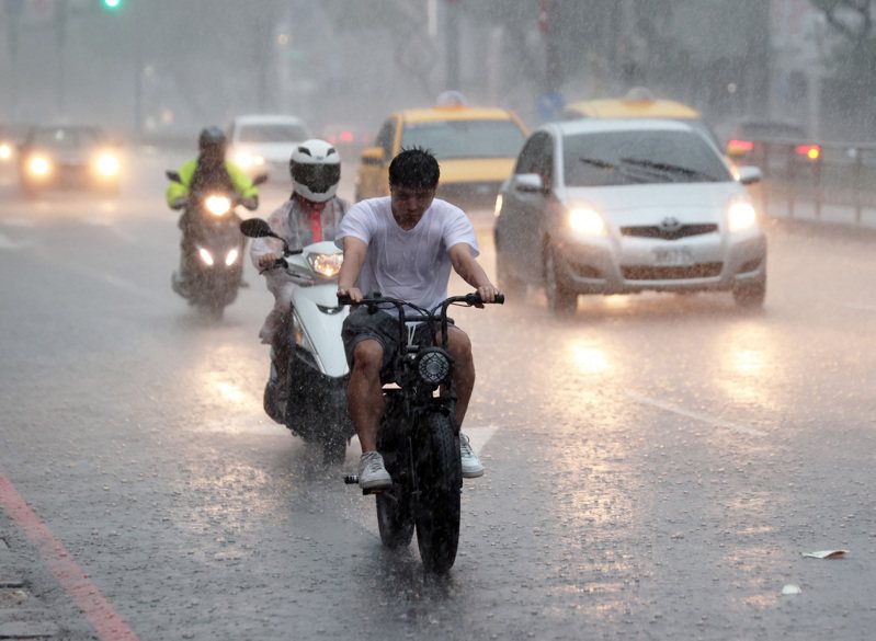 中央氣象署針對「台北市、新北市、桃園市、新竹市、新竹縣、苗栗縣、台中市」發布大雷雨即時訊息。本報資料照