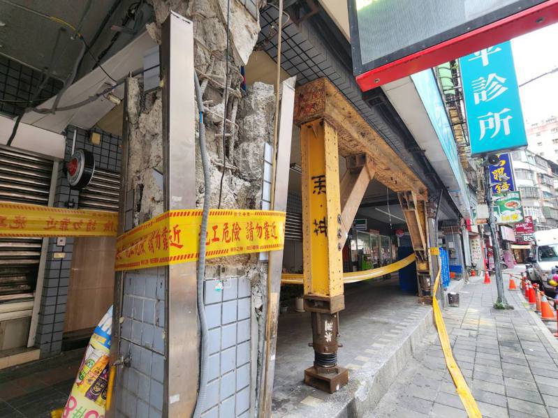 新北土城「台北一家親」社區支撐柱水泥塊崩落、鋼筋變形。聯合報系資料照