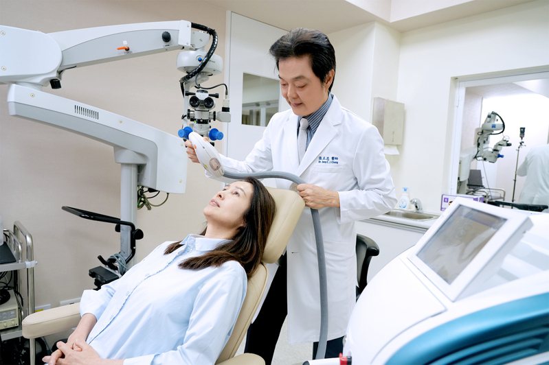 白内障因水晶體混濁，以致視力調節系統出問題，圖為奧斯卡眼科診所院院長張正忠（右） 為立委高金素梅（左） 動人工水晶體置換手術。圖／奧斯卡眼科診所提供