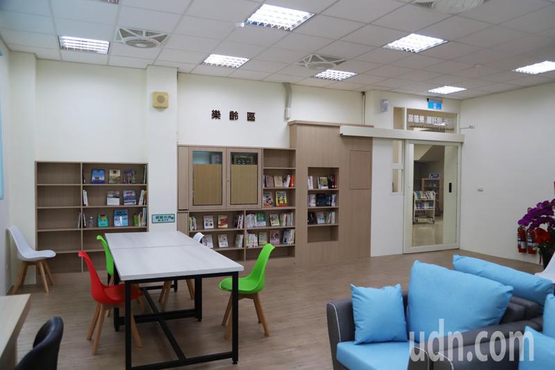 嘉义县东石乡立图书馆内部空间重新规画，打造乐龄阅读区、亲子阅读室。记者黄于凡／摄影