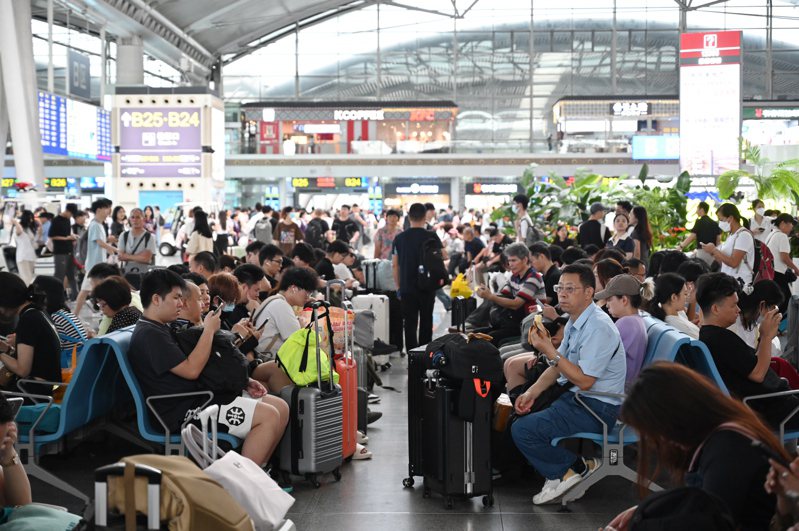 圖為五一長假廣東省廣州南站候車的乘客。（中新社）