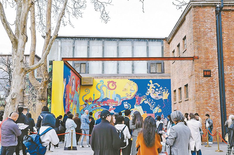 大型藝術壁畫《世界文化之樹》，日前在798藝術區揭幕。圖／本報北京傳真