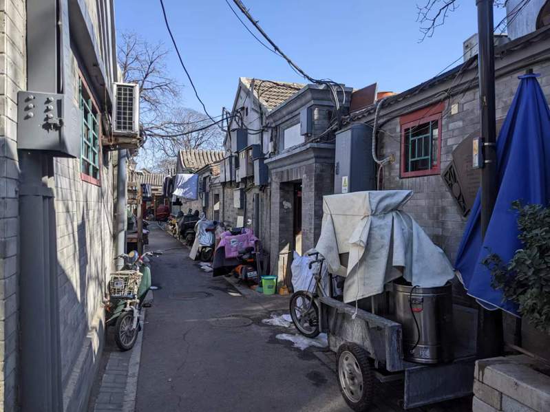 北京官方30日宣布鬆綁市民的限購令，圖為北京某條胡同住宅。（記者廖士鋒／攝影）