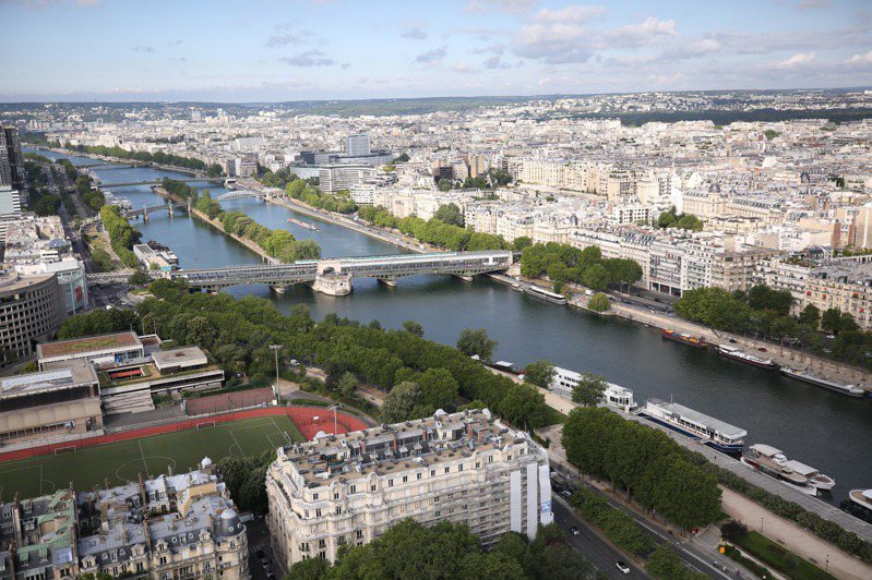 巴黎早於1世紀前即禁止在塞納河游泳，不過拜2024奧運之賜，不僅鐵人三項和馬拉松游泳選手可於比賽期間下水，市民和觀光客明年夏天也有機會體驗河中仰泳望著艾菲爾鐵塔的滋味。新華社