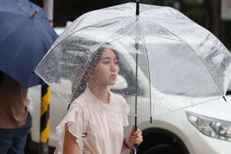 今年梅雨季第1道滯留鋒、今、明兩天在台灣附近徘徊，各地有局部陣雨或雷雨的機率，北台灣氣溫降、明顯轉涼。記者蘇健忠／攝影