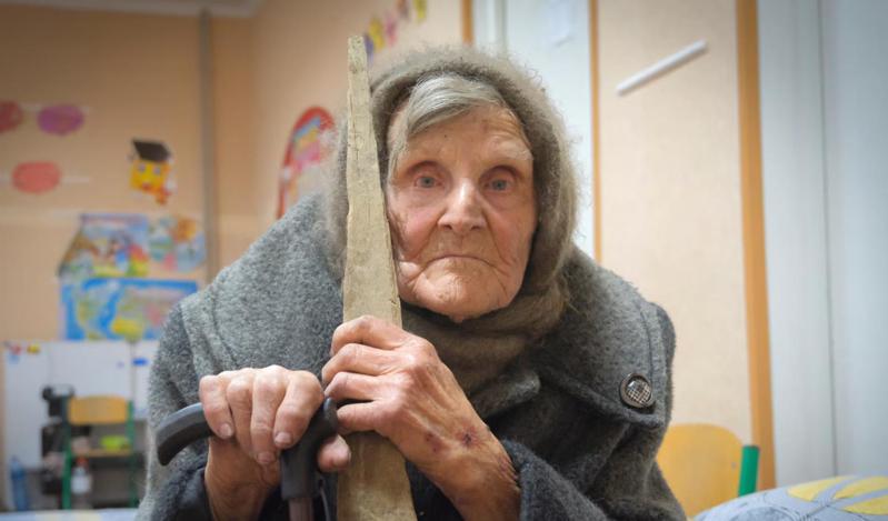 烏克蘭98歲老婦莉迪亞日前徒步走10公里離開俄國占領區。美聯社