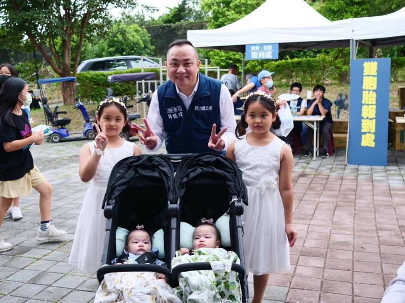 为优化社会福利政策，鼓励生育，新竹县宝山乡去年将「双胞胎」生育补助金从5万元一口气提升至10万元。图／公所提供