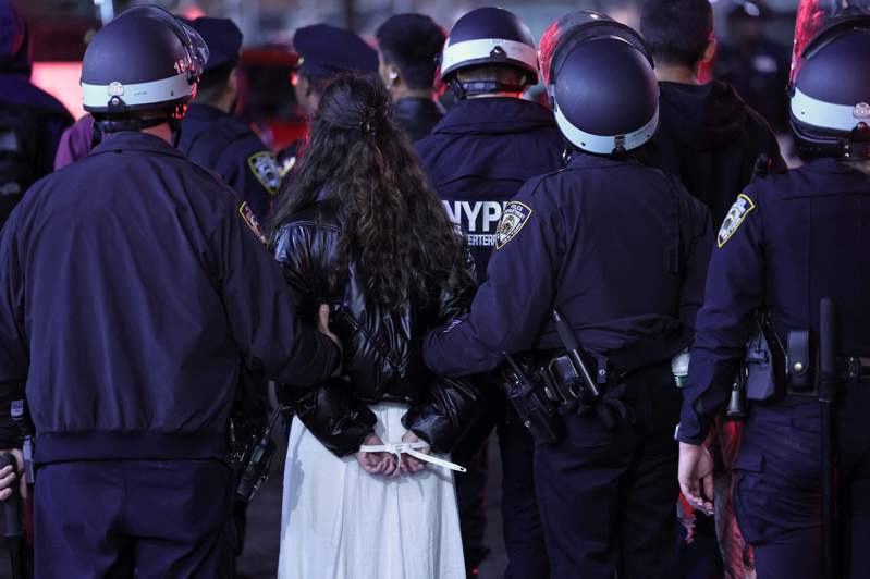 紐約警局已派百名警力進入哥大校園並逮捕數十人。法新社