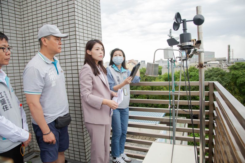 新竹市政府与竹科管理局执行高峰里异味科技监测专案，透过AI影像判烟系统及网路型监控摄影机即时掌握排放管道的烟流情形。图／新竹市政府提供