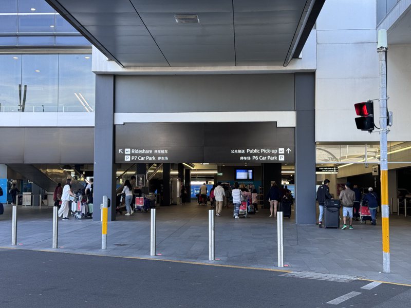 雪梨机场可以清楚看到叫车、等车指引，减少外国旅客到陌生城市的焦虑。记者黄筱晴／摄影