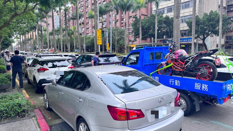 台灣機車路權促進會今號召30多輛汽車、近百人前往交通部陳抗。記者周湘芸／攝影