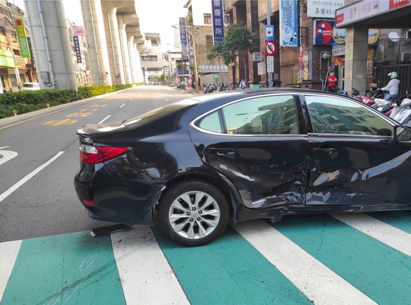 台中市黄姓女律师昨天开车行经北屯区时，被酒驾BMW的男子撞上，幸仅轻伤。记者陈宏睿／翻摄