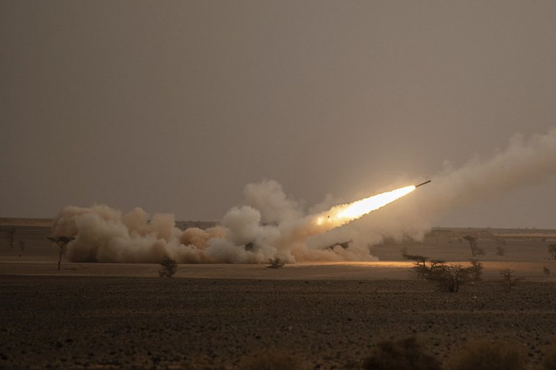 摩洛哥南部格里爾．拉布伊希設施2021年6月舉行「非洲之獅」軍演，一輛發射車發射高機動砲兵火箭系統（海馬士）。美聯社