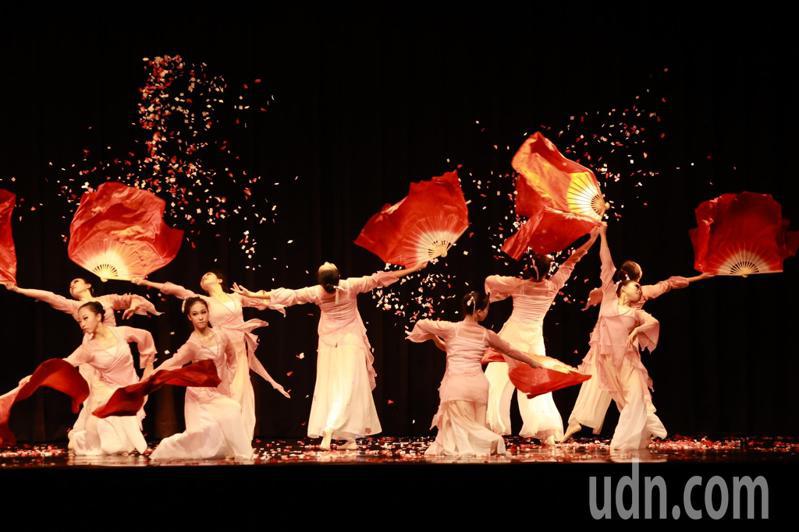 台南市家齊高中舞蹈班學生實習創作舞展5月4日登場，今天先在校內演出，展現學生的創意與突破。記者鄭惠仁／攝影