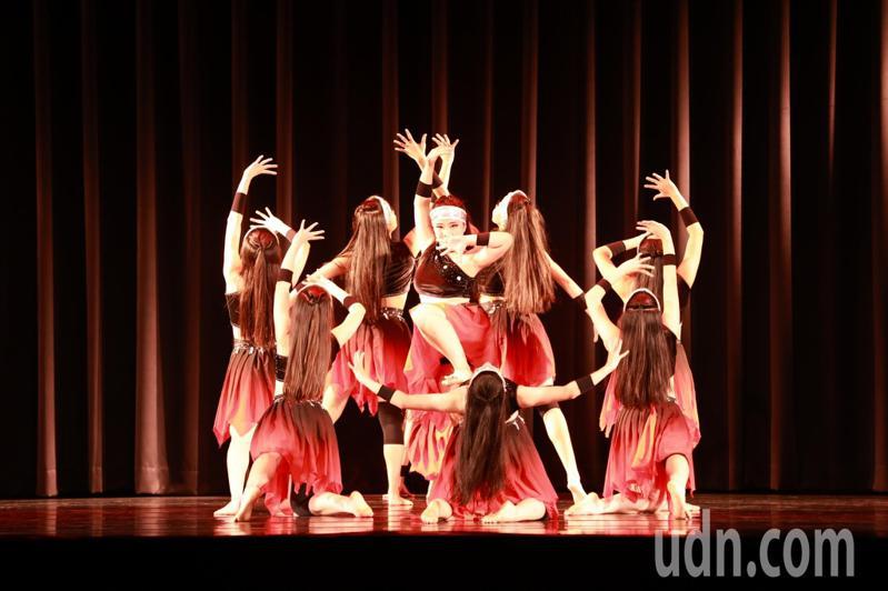 台南市家齐高中舞蹈班学生实习创作舞展5月4日登场，今天先在校内演出，展现学生的创意与突破。记者郑惠仁／摄影