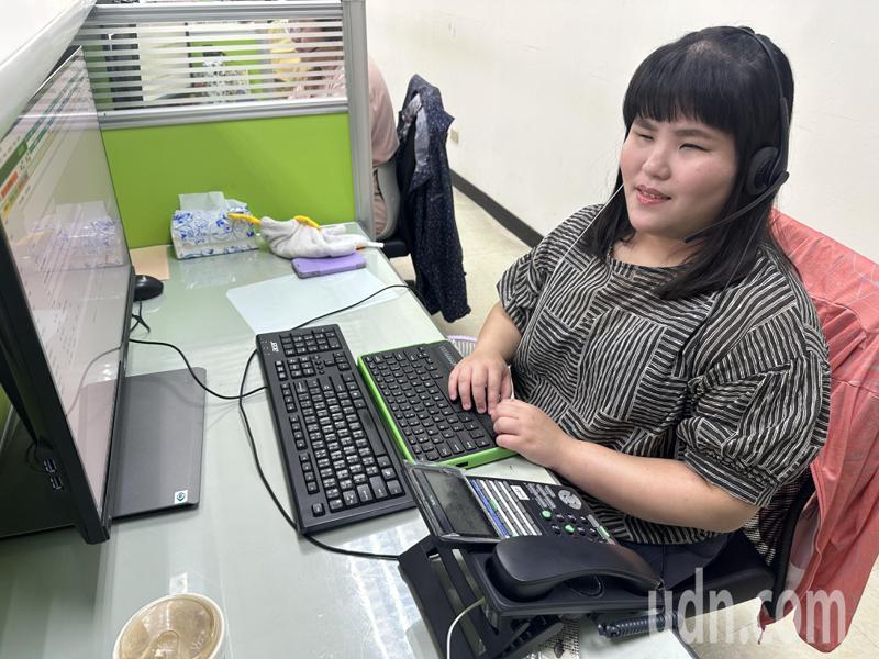 23歲羅曼婷是縣府1999話務員，工作時加裝點字機、擴視機、點字觸摸顯示器設備，短時間內上手，她說，很珍惜這樣工作機會，獨立並穩定就業。記者劉星君／攝影