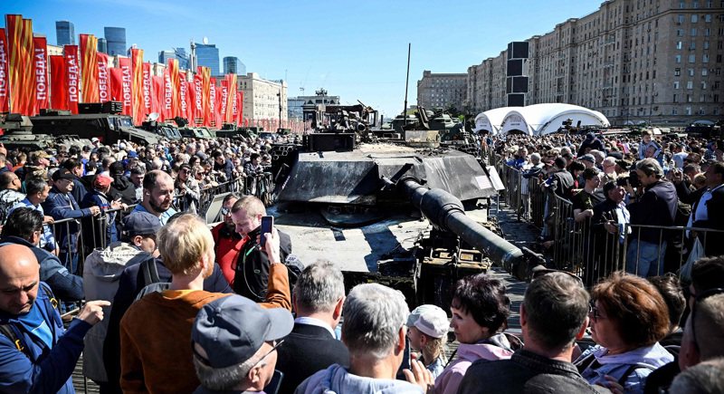 俄羅斯民眾1日圍觀俄軍在烏克蘭擄獲的美製M1A1艾布蘭戰車。這輛戰車陳列於首都莫斯科西側俯首山的二戰紀念館。法新社