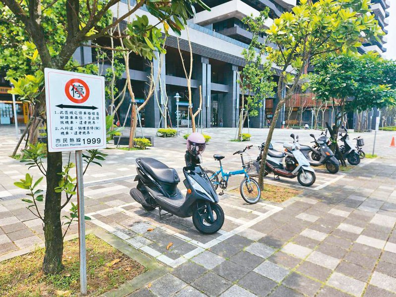 新北淡海新市鎮是熱門重劃區，規畫給單車的車位成為機車停放區，許多一停就是整天，當自家車格在停。記者李成蔭／攝影