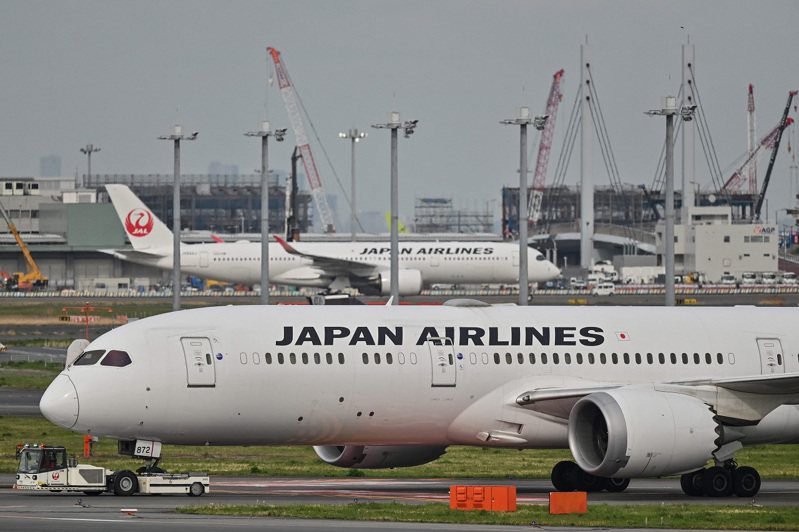 東京羽田國際機場的日本航空客機，攝於4月11日。法新社