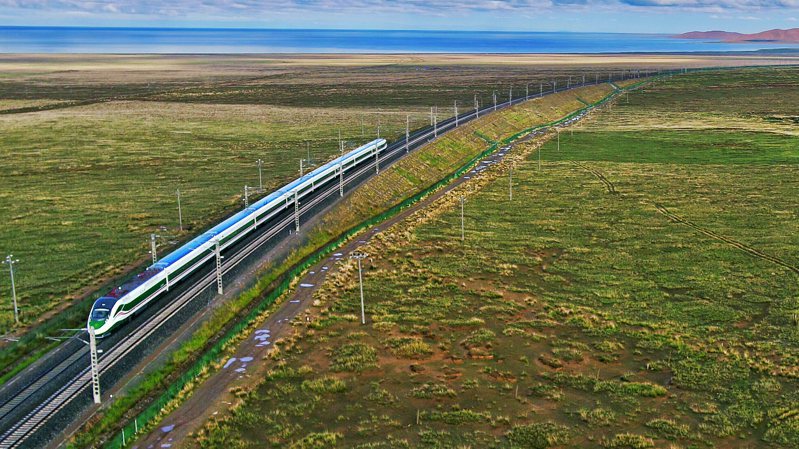 5月1日是青藏鐵路西寧至格爾木段（西格段）通車運營40周年，截至2024年4月底，西格段累計發送旅客數量突破1.1億人次、發送貨物4.8億噸。（中新社）